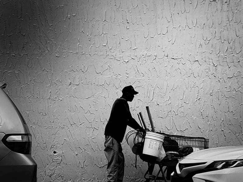 Each piece of cardboard holds many life stories: Almost 80 years old, George, a native of Georgia, collects cardboard every morning in a supermarket cart. When the cart is full, he sells the material to a processing plant. Photo by Frank López Ballesteros.